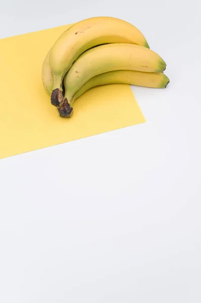 Bananas Biológicas Maduras Fundo Branco Amarelo Com Espaço Cópia — Fotografia de Stock