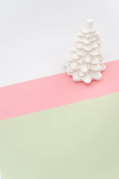 圣诞装饰性背景 在粉红色和绿色表面上有冷杉树 有复制空间 — 图库照片