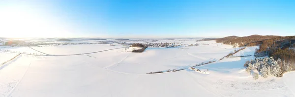 Panorama Aéreo Uma Paisagem Inverno Coberta Neve Com Céu Azul — Fotografia de Stock