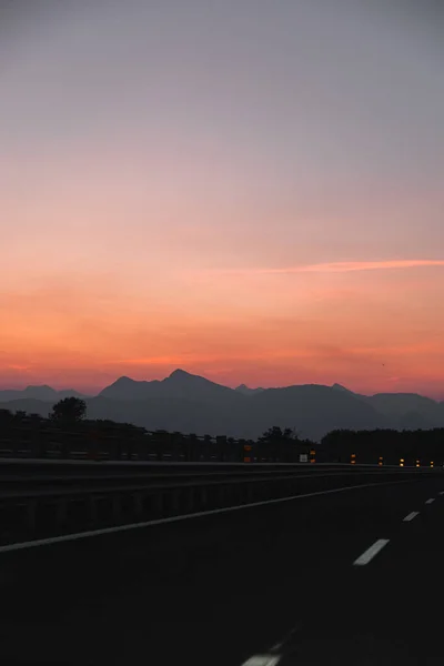 Bellissimo Scatto Una Strada Sotto Cieli Colorati Sera — Foto Stock