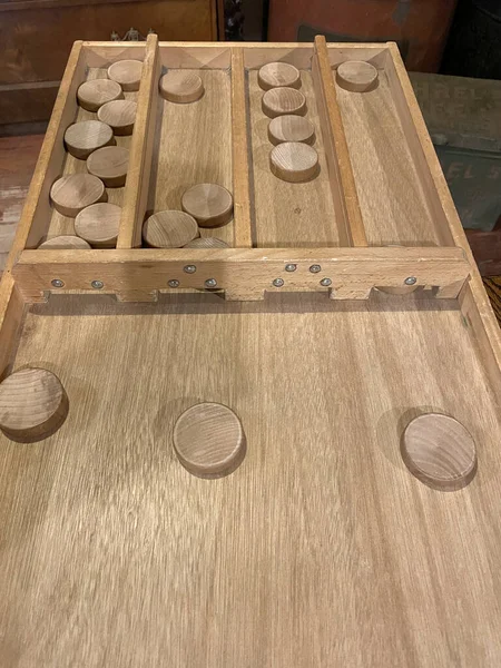 Gros Plan Jeu Table Avec Boîte Bois Pièces — Photo