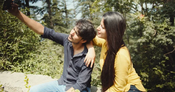 一对年轻的印度夫妇在一个公园里在白天 采取自拍 — 图库照片