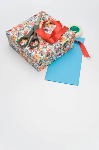 Ein Geschlossener Weißer Karton Mit Papeterie Und Briefpapier Auf Weißem — Stockfoto