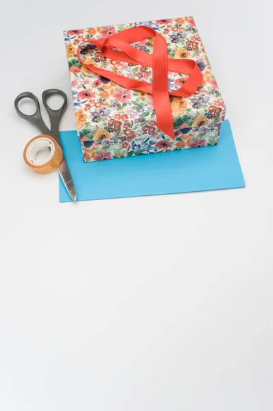 Ein Geschlossener Karton Mit Papeterie Und Briefpapier Auf Weißem Hintergrund — Stockfoto