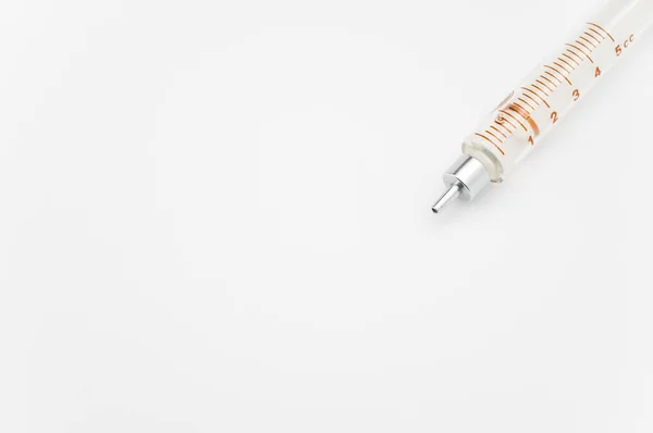 Isolerad Injektionsspruta Vitt Papper Bakgrund Med Textutrymme — Stockfoto