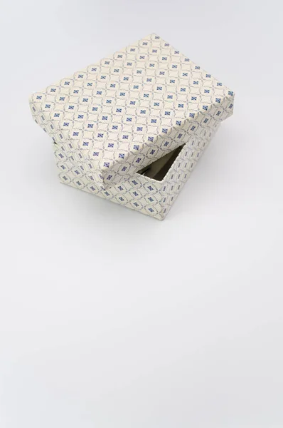 Una Caja Cartón Blanco Cerrada Decorada Sobre Fondo Blanco Con —  Fotos de Stock