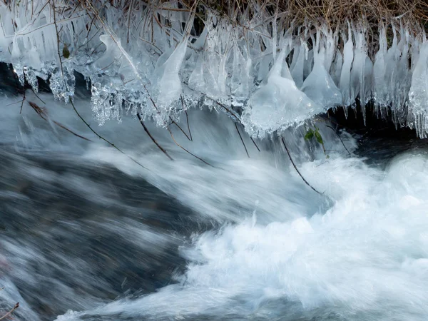 冰悬在一条小溪上 长时间的暴露 — 图库照片