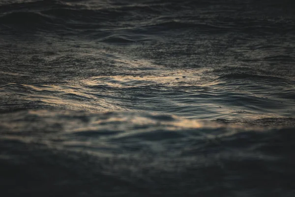 Cenário Tranquilo Das Ondulações Oceano Raios Sol — Fotografia de Stock