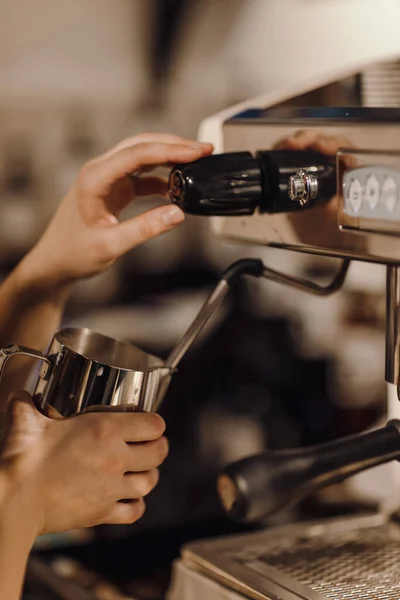 Процесс Приготовления Кофе Кофеваркой — стоковое фото