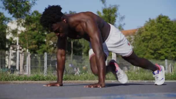Αφροαμερικάνος Που Κάνει Αθλητική Άσκηση Εξωτερικούς Χώρους — Αρχείο Βίντεο