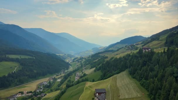 Panoramisch Uitzicht Het Dorp Vallei Aan Voet Van Bergen Zonnige — Stockvideo