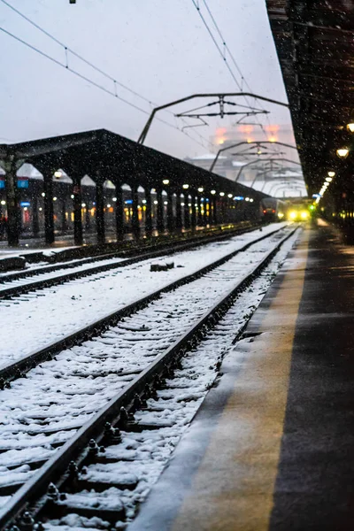 ルーマニアのブカレー 2021年9月1日ルーマニアのブカレストで寒い雪の日に北駅Gara Nordとして知られる — ストック写真