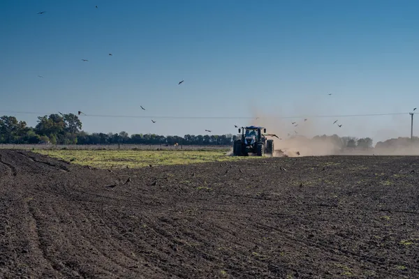 Firmat Argentina Września 2021 Ciągnik Oruje Glebę Ramach Przygotowań Wysiewu — Zdjęcie stockowe