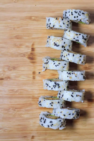 Una Vista Superior Los Rollos Sushi Cubiertos Semillas Sésamo Con — Foto de Stock