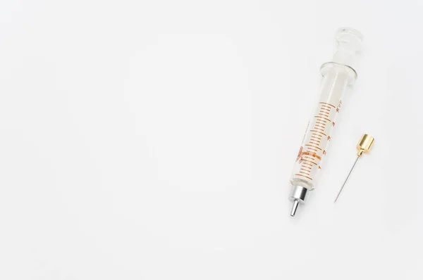 Een Geïsoleerde Injectiespuit Witte Papieren Achtergrond Met Tekstruimte — Stockfoto