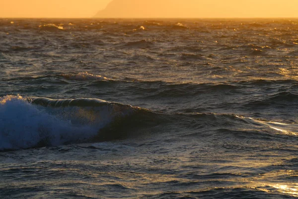 Uno Scenario Tranquillo Delle Onde Schiumose Dell Oceano Raggi Sole — Foto Stock