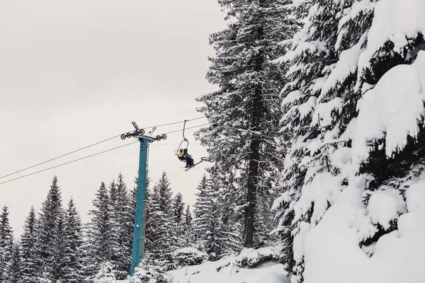 Eine Gruppe Von Personen Die Einem Skilift Den Bergen Für — Stockfoto