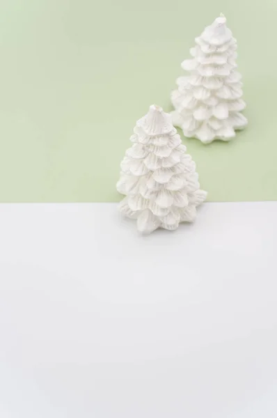 Fondo Ornamental Navidad Con Abetos Sobre Una Superficie Verde Blanca — Foto de Stock