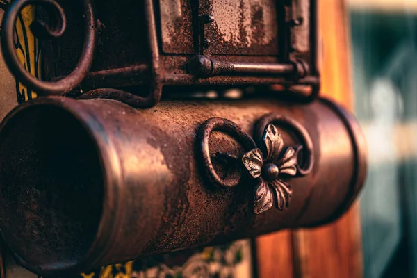 Eine Nahaufnahme Alter Und Rustikaler Metallmöbel Vor Verschwommenem Hintergrund — Stockfoto