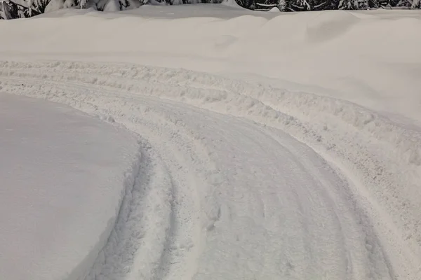 Die Spuren Tiefer Räder Frisch Gefallenen Schnee — Stockfoto