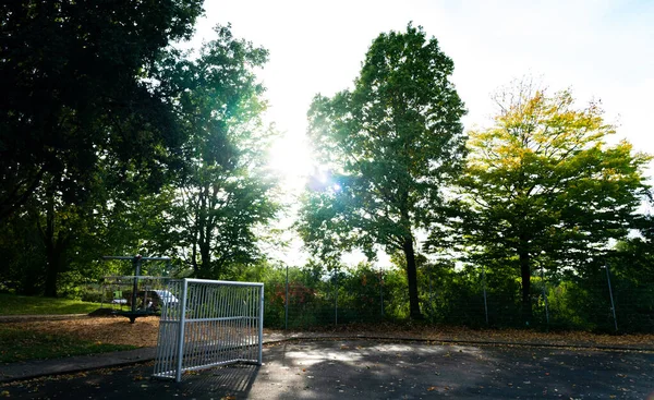 สนามเด กเล าหมายฟ ตบอลในว นฤด ใบไม วงท สวยงามใน Goettingen — ภาพถ่ายสต็อก