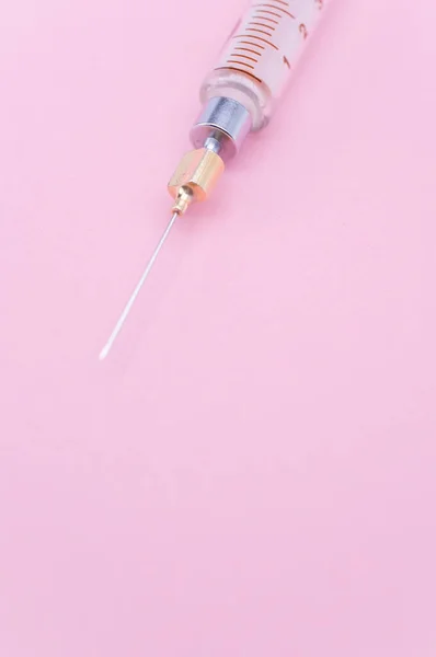 Eine Isolierte Injektionsspritze Auf Malvenfarbenem Papierhintergrund Mit Textfläche — Stockfoto