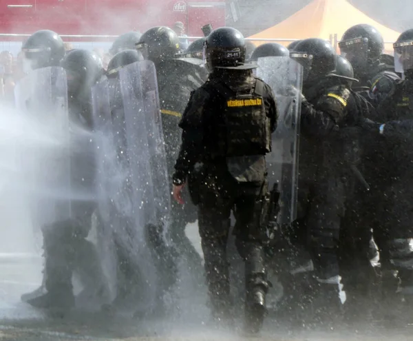 Wybiórcza Grupa Policjantów Tarczami Podczas Zamieszek — Zdjęcie stockowe