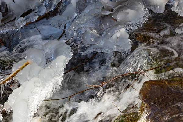 Скульптури Льоду Звисають Над Водоспадом Довгий Час Експозиції — стокове фото