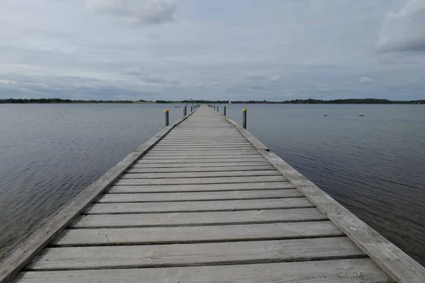 Dřevěné Molo Nad Jezerní Vodou Proti Zatažené Obloze Frederikssundu Dánsku — Stock fotografie