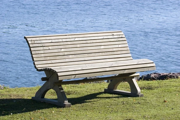 Een Lege Houten Bank Aan Wal — Stockfoto