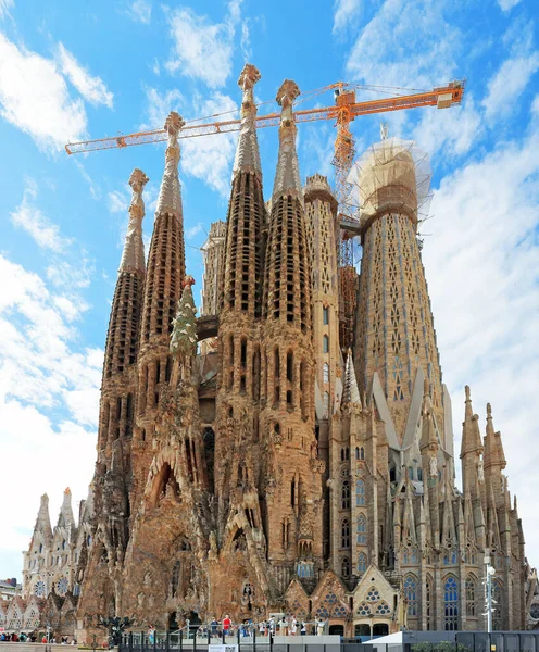 スペインバルセロナのサグラダ ファミリア大聖堂の 新しい ファサードの垂直ショット 進行中の仕事 — ストック写真