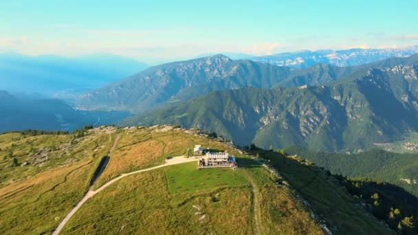 Panoramic View House Top Mountain Sunny Day — Stock Video