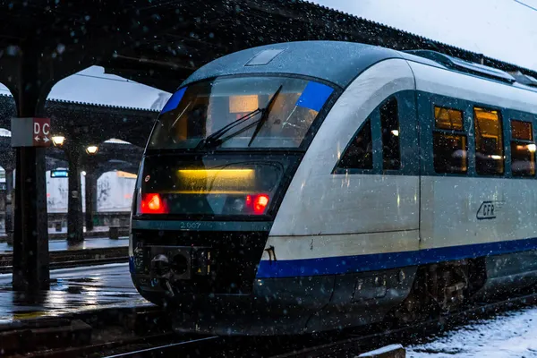 ルーマニアのブカレー 2021年9月1日ルーマニアのブカレストにある北駅のホーム上の列車 — ストック写真