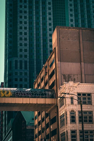 Вертикальний Знімок Висотних Будівель Міській Місцевості — стокове фото