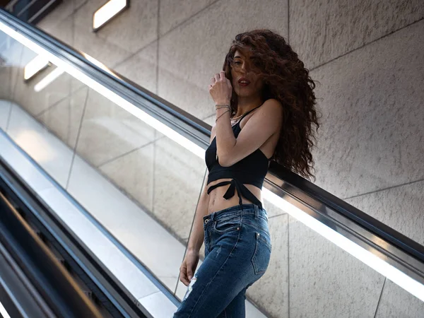 Eine Sexy Kaukasierin Mit Lockigen Haaren Auf Der Rolltreppe — Stockfoto