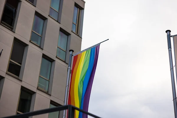 Une Vue Sereine Drapeau Fierté Accroché Mât Drapeau Par Immeuble — Photo