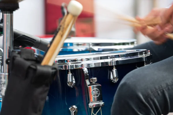 男性の手のクローズアップショットは 音楽スタジオでドラムスティックでドラムを演奏 — ストック写真