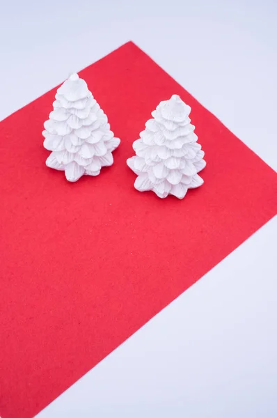 Weihnachten Ornamentalen Hintergrund Mit Tannenbäumen Auf Einer Rot Weißen Oberfläche — Stockfoto