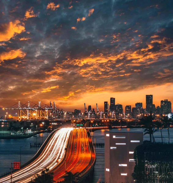 Stad Bij Zonsondergang — Stockfoto