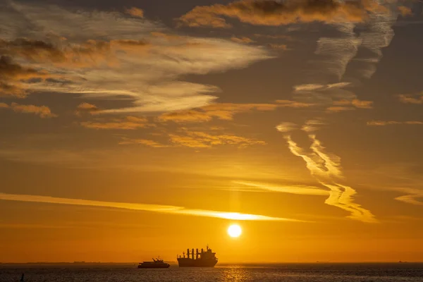 Krásný Oranžový Západ Slunce Nad Lodí Moři — Stock fotografie