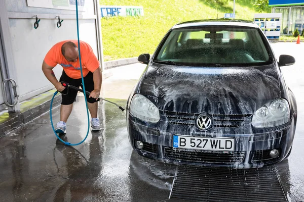 Buchare Romania 2021年9月1日 セルフサービスの洗車場における男性用洗濯清掃車 ブカレスト ルーマニア 2021年 — ストック写真