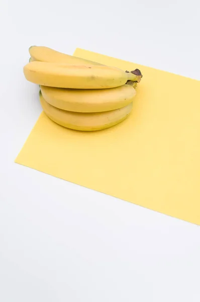 Bananes Biologiques Mûres Sur Fond Blanc Jaune Avec Espace Copie — Photo