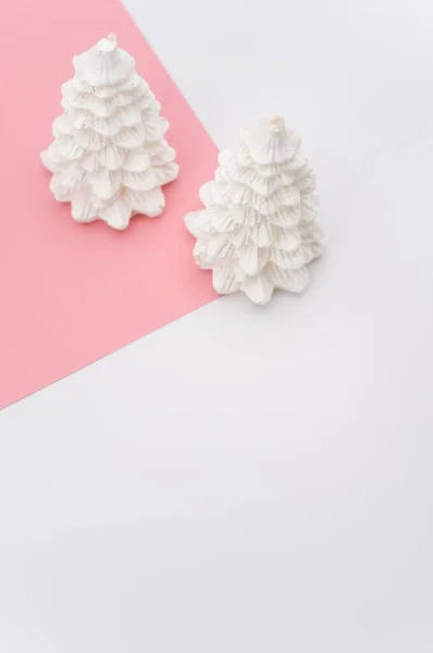 Weihnachten Ornamentalen Hintergrund Mit Tannenbäumen Auf Einer Rosa Weißen Oberfläche — Stockfoto