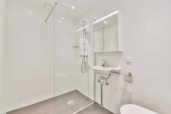 Belső Tér Egy Fehér Fürdőszoba Zuhanyzóval Mosogatóval — Stock Fotó