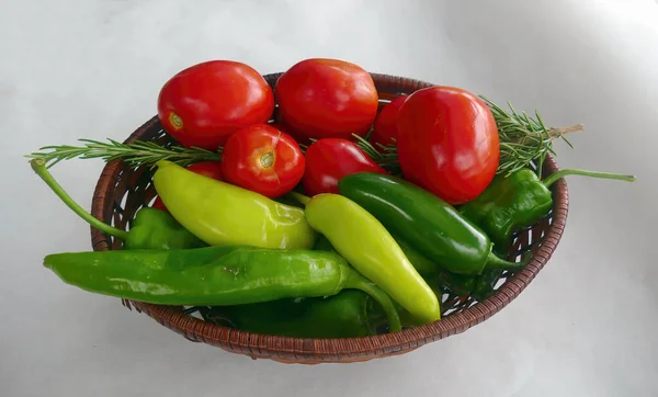 Primer Plano Deliciosos Tomates Orgánicos Crudos Pimientos Dulces Verdes Hojas — Foto de Stock