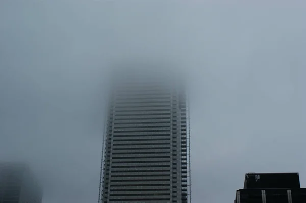 Pionowy Piękny Widok Wieżowiec Pokryty Mgłą Toronto Kanada — Zdjęcie stockowe