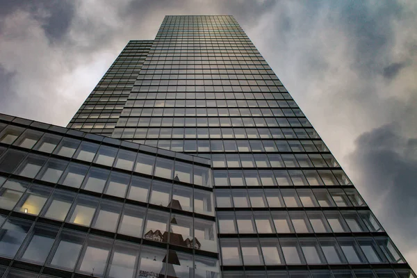 劇的な空の背景にある超高層ビルの低い角度の眺め — ストック写真