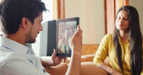Joven Pareja India Sentados Juntos Casa Usando Tableta — Vídeo de stock