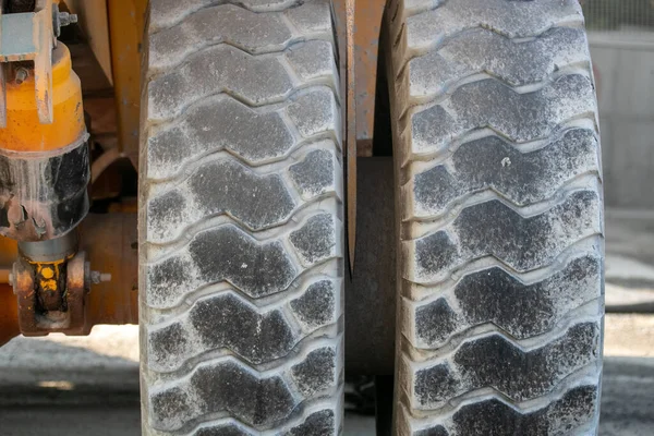 공업용 커다란 타이어 클로즈업 — 스톡 사진