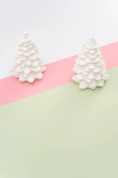 圣诞装饰性背景 在粉红色和绿色表面上有冷杉树 有复制空间 — 图库照片
